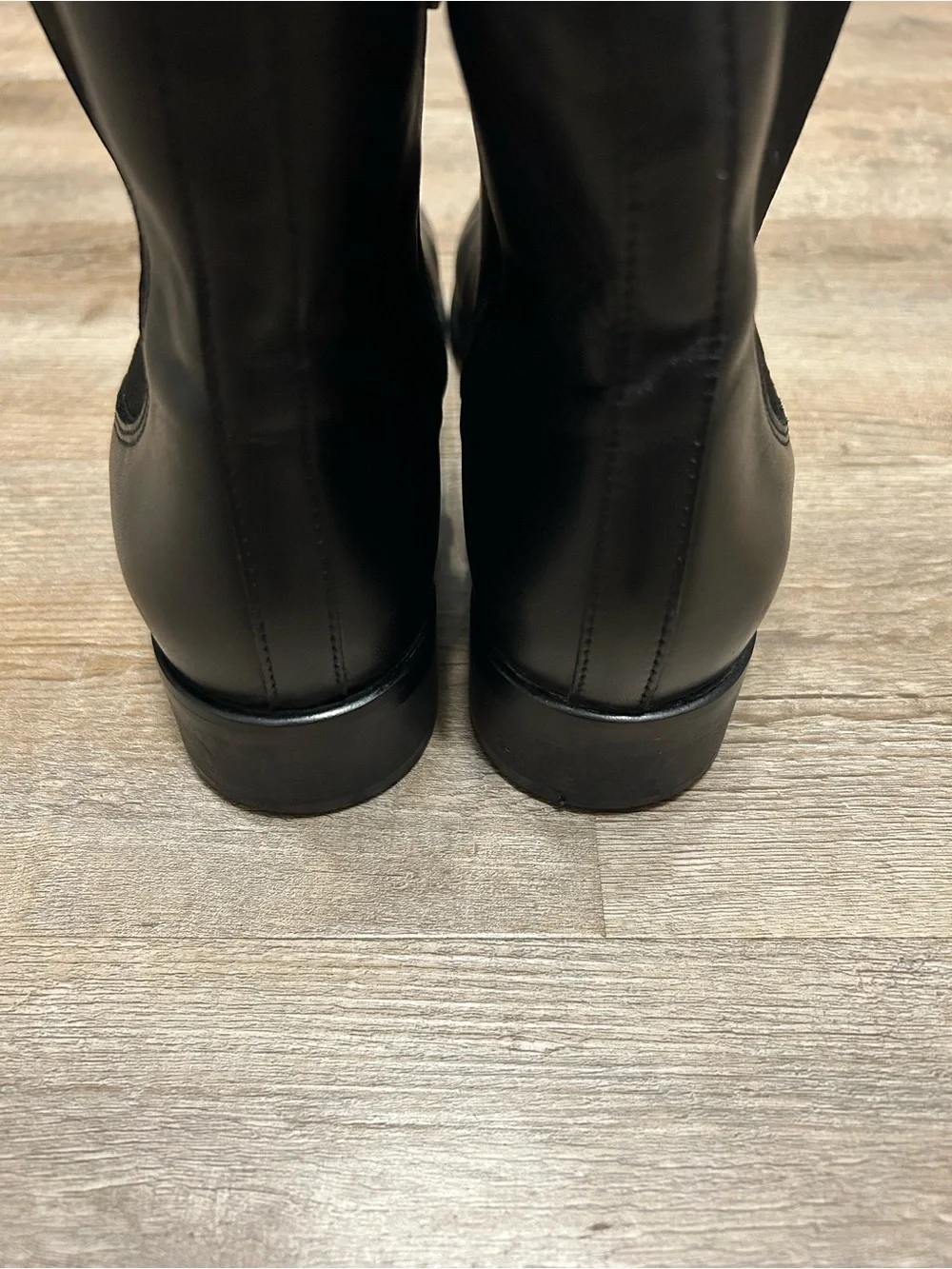 La CANADIENNE Women’s Size 8 Black Leather Chelsea Ankle Boots Pull On